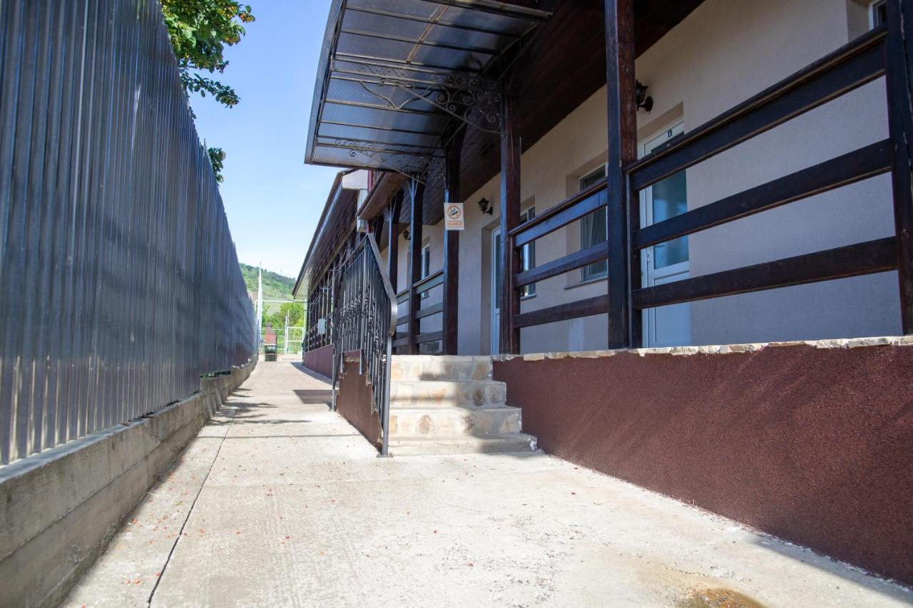 Motel Aris Meridian Piatra Neamt Ngoại thất bức ảnh