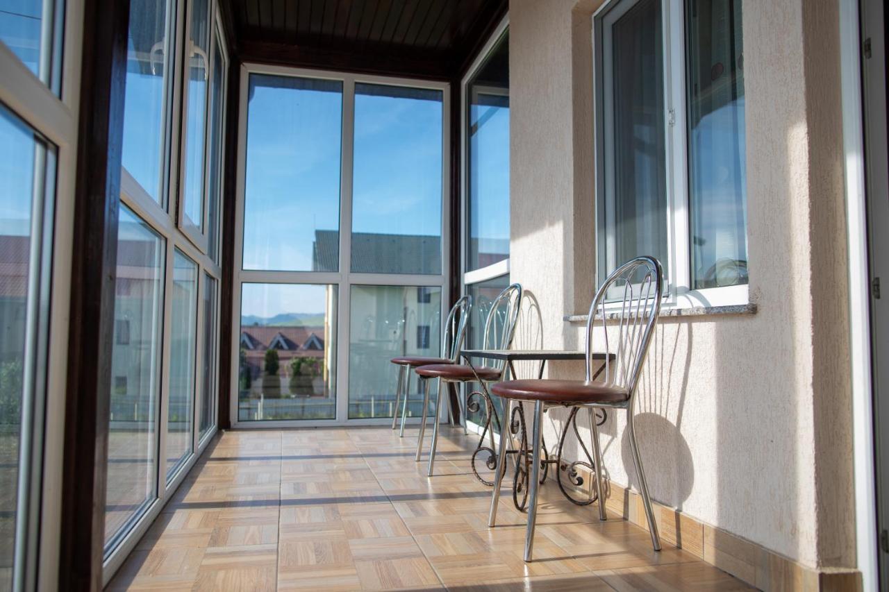 Motel Aris Meridian Piatra Neamt Ngoại thất bức ảnh