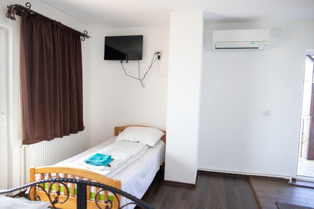 Motel Aris Meridian Piatra Neamt Ngoại thất bức ảnh