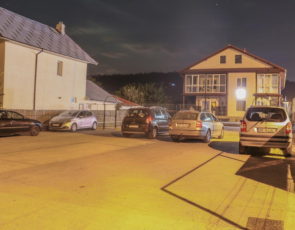 Motel Aris Meridian Piatra Neamt Ngoại thất bức ảnh