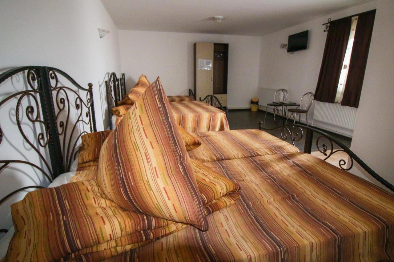 Motel Aris Meridian Piatra Neamt Ngoại thất bức ảnh